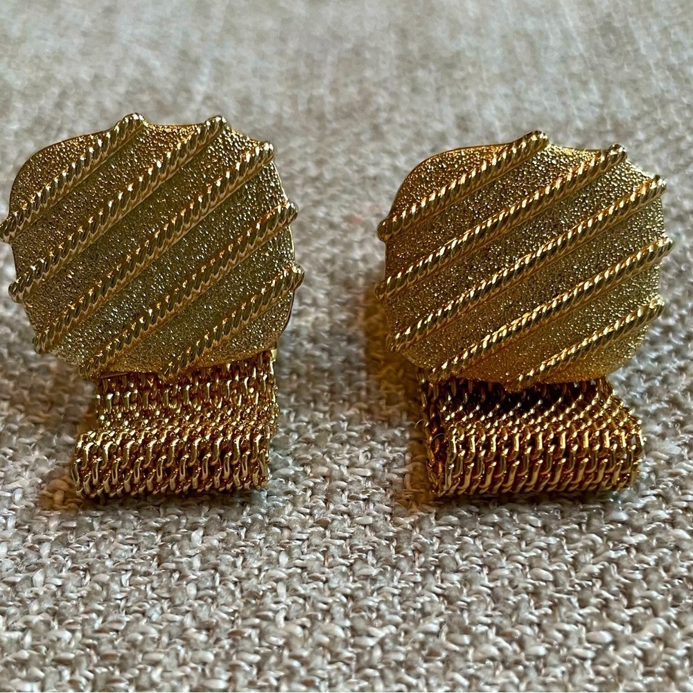 Vintage 70โs Diagonal Bead Design Stripe Gold Tone Mesh Wrap Around Cuff Links
